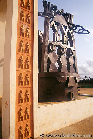 slave-port-monument-b.jpg