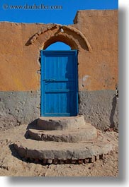 images/Africa/Egypt/AlKab/Village/blue-door-n-mud-wall-1.jpg