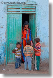 images/Africa/Egypt/AlKab/Village/children-w-woman-in-doorway-01.jpg