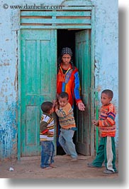 images/Africa/Egypt/AlKab/Village/children-w-woman-in-doorway-02.jpg
