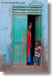 images/Africa/Egypt/AlKab/Village/children-w-woman-in-doorway-04.jpg