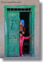 images/Africa/Egypt/AlKab/Village/children-w-woman-in-doorway-05.jpg