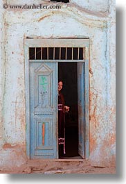images/Africa/Egypt/AlKab/Village/woman-in-doorway-01.jpg