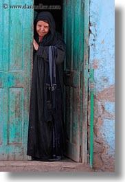 images/Africa/Egypt/AlKab/Village/woman-in-doorway-02.jpg