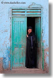 images/Africa/Egypt/AlKab/Village/woman-in-doorway-04.jpg