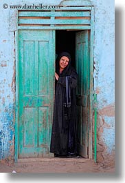 images/Africa/Egypt/AlKab/Village/woman-in-doorway-05.jpg
