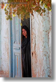 images/Africa/Egypt/AlKab/Village/woman-in-doorway-08.jpg
