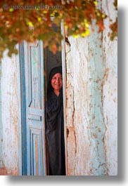 images/Africa/Egypt/AlKab/Village/woman-in-doorway-09.jpg
