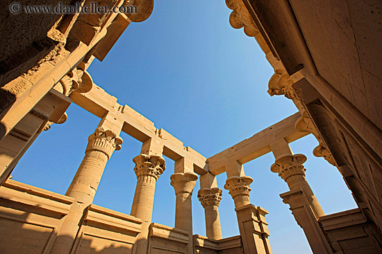 pillars-upview-01.jpg