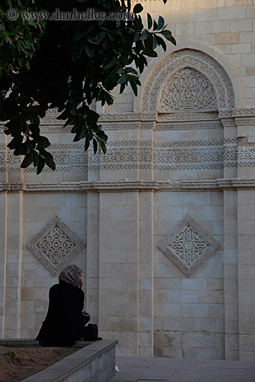 girl-n-mosque.jpg