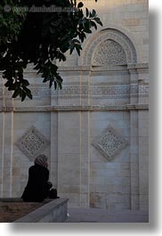 images/Africa/Egypt/Cairo/OldTown/girl-n-mosque.jpg