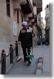 images/Africa/Egypt/Cairo/OldTown/man-w-broom.jpg