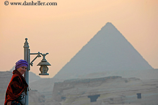 lamp-n-pyramid-n-girl-01.jpg