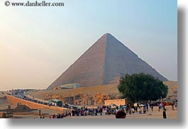 images/Africa/Egypt/Cairo/Pyramids/crowds-n-pyramid.jpg