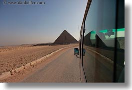 images/Africa/Egypt/Cairo/Pyramids/pyramid-n-bus.jpg