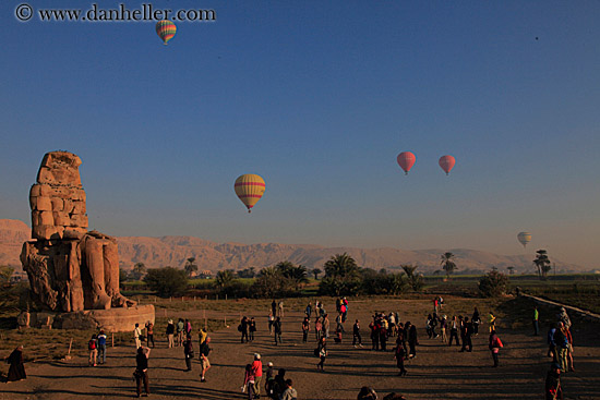 seated-statue-n-balloons-01.jpg