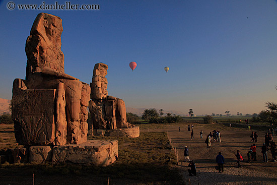 seated-statue-n-balloons-03.jpg