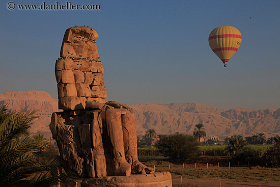 seated-statue-n-balloons-05.jpg