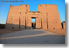 images/Africa/Egypt/Edfu/man-gate-02.jpg