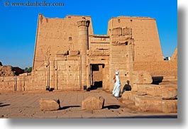 images/Africa/Egypt/Edfu/man-gate-03.jpg