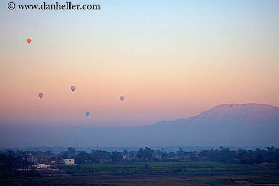 hot-air-balloons-n-mtns-02.jpg