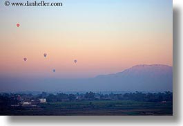 images/Africa/Egypt/Luxor/Scenics/hot-air-balloons-n-mtns-02.jpg