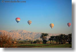 images/Africa/Egypt/Luxor/Scenics/hot-air-balloons-n-mtns-05.jpg
