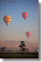 images/Africa/Egypt/Luxor/Scenics/hot-air-balloons-n-mtns-06.jpg