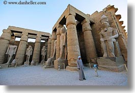 images/Africa/Egypt/Luxor/Temple/pillars-statues-n-man-02.jpg