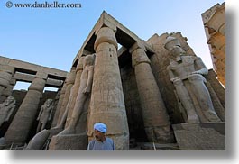 images/Africa/Egypt/Luxor/Temple/pillars-statues-n-man-03.jpg
