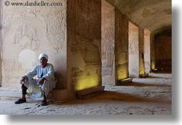 images/Africa/Egypt/People/arab-man-in-hallway-02.jpg