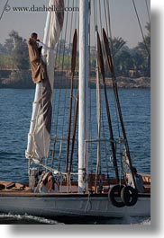 images/Africa/Egypt/People/man-climbing-mast-02.jpg