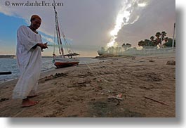 images/Africa/Egypt/People/man-w-net-on-beachj.jpg