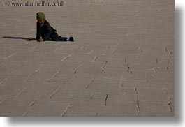 images/Africa/Egypt/TempleQueenHatshepsut/boy-playing-on-ground-01.jpg