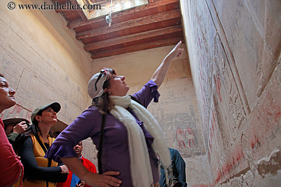 women-looking-at-bas_relief-01-ka-gemni-tomb-07.jpg