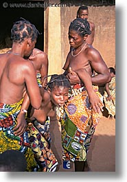 images/Africa/Togo/drag-woman.jpg
