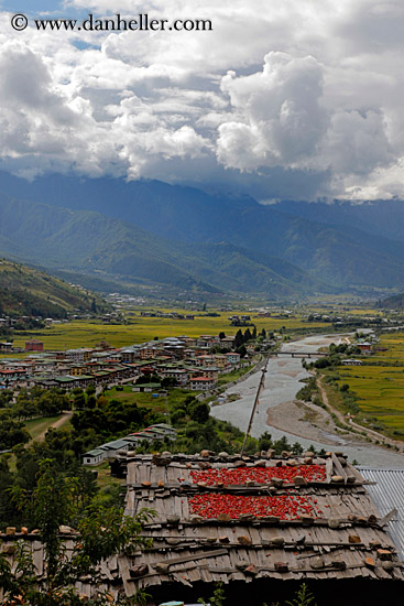 chilis-on-roof-river-n-clouds.jpg