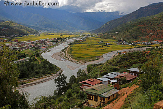 river-in-valley-02.jpg