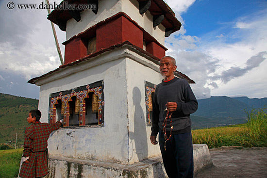 man-turning-prayer-wheel-02.jpg