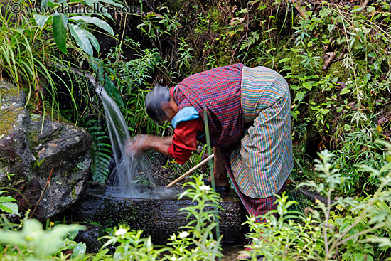 old-woman-washing-from-stream-02.jpg