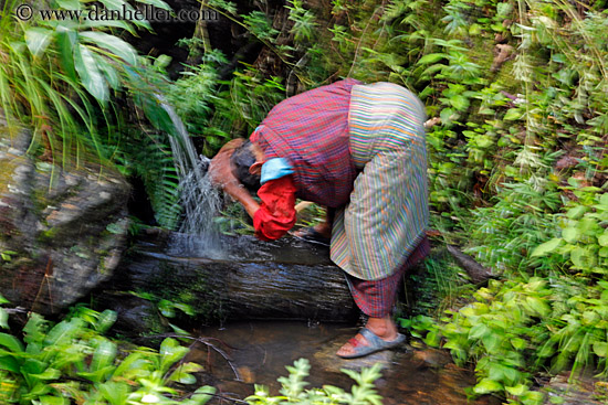 old-woman-washing-from-stream-03.jpg