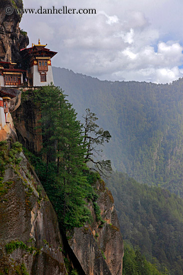 taktsang-n-cliff-w-big-view-03.jpg