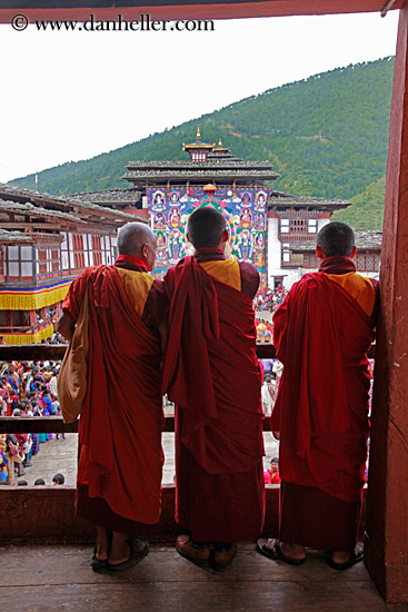 monks-on-balcony-02.jpg