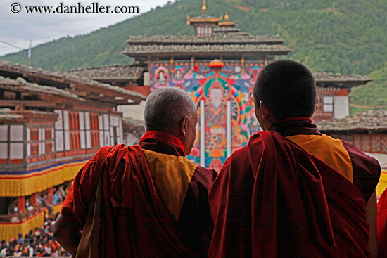 monks-on-balcony-03.jpg