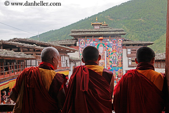 monks-on-balcony-04.jpg