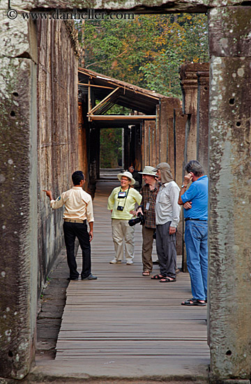 guide-lecturing-tourists.jpg