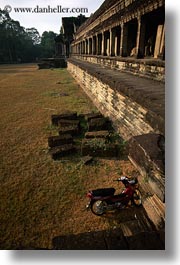 images/Asia/Cambodia/AngkorWat/EastEntrance/east-entrance-pillars-3.jpg