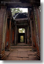 images/Asia/Cambodia/AngkorWat/EastEntrance/east-gate-corridor-01.jpg