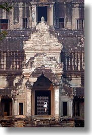 images/Asia/Cambodia/AngkorWat/EastEntrance/entrance-n-stairs.jpg