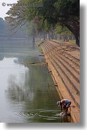 images/Asia/Cambodia/AngkorWat/Moat/man-washing-feet-1.jpg